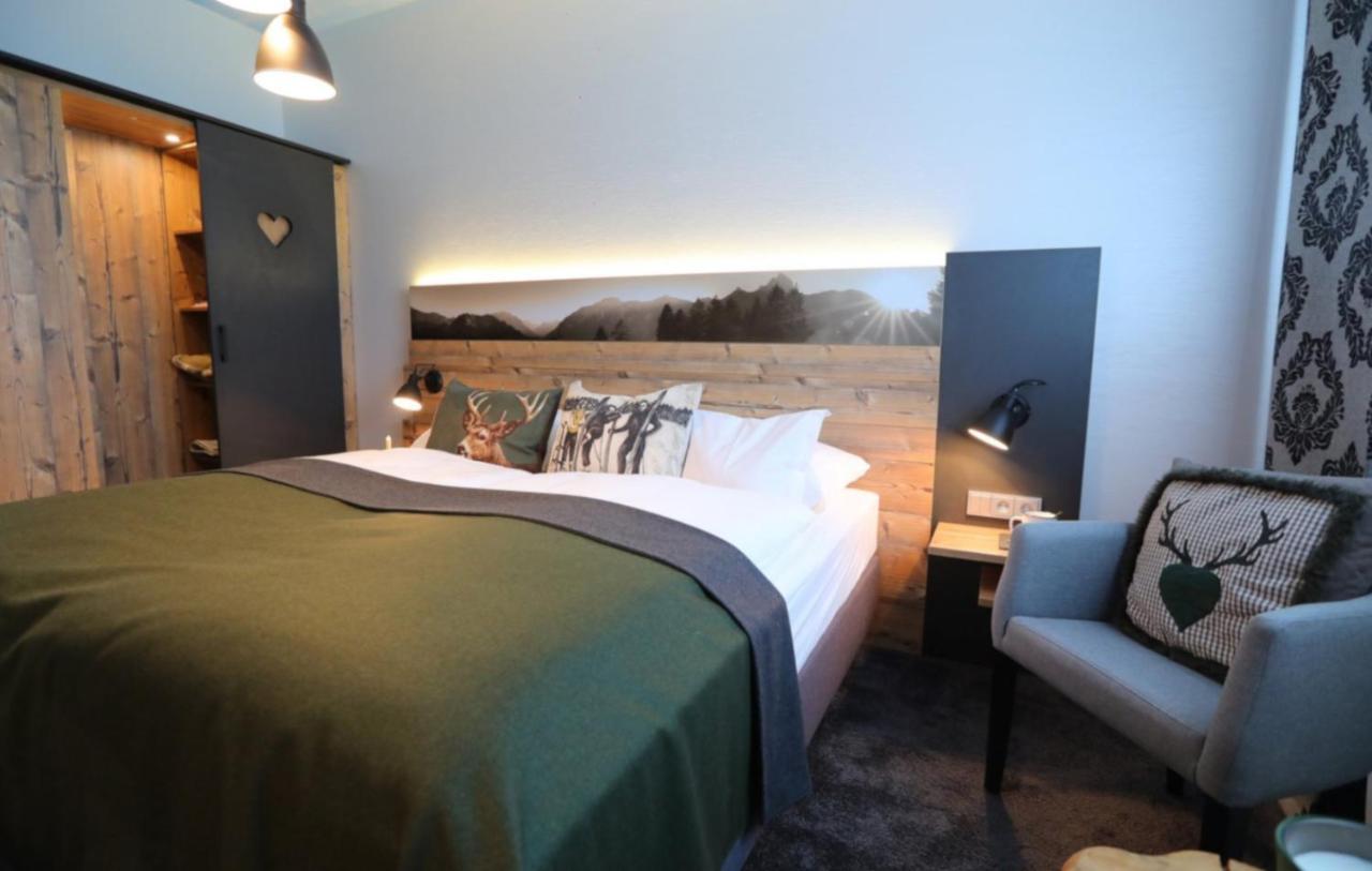 Home-Hotel Salzberg Berchtesgaden Exterior foto A room at the Hotel Waldhaus Flims